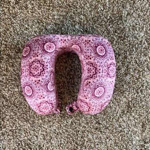 Travel neck pillow